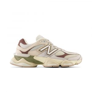 Кроссовки New Balance 9060 в бежевых и коричневых тонах. Вид сбоку, акцент на текстуру сетки и массивную подошву с амортизацией