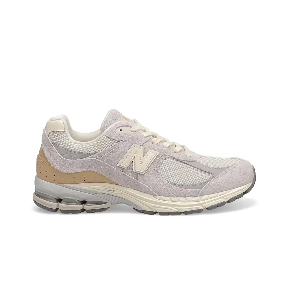 New Balance 2002R Rain Cloud. Светло-серая замша, белые шнурки и контрастный бежевый акцент
