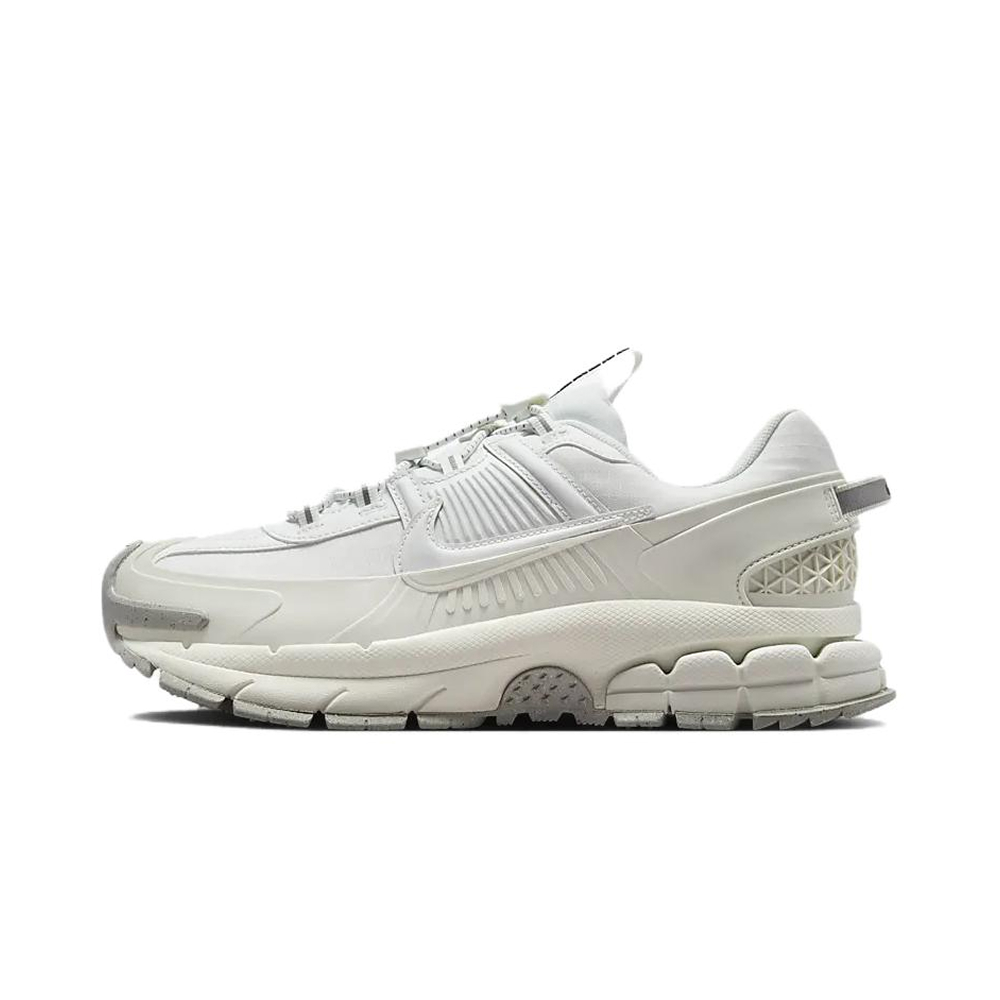 Стильные белые кроссовки Nike Zoom Vomero Roam