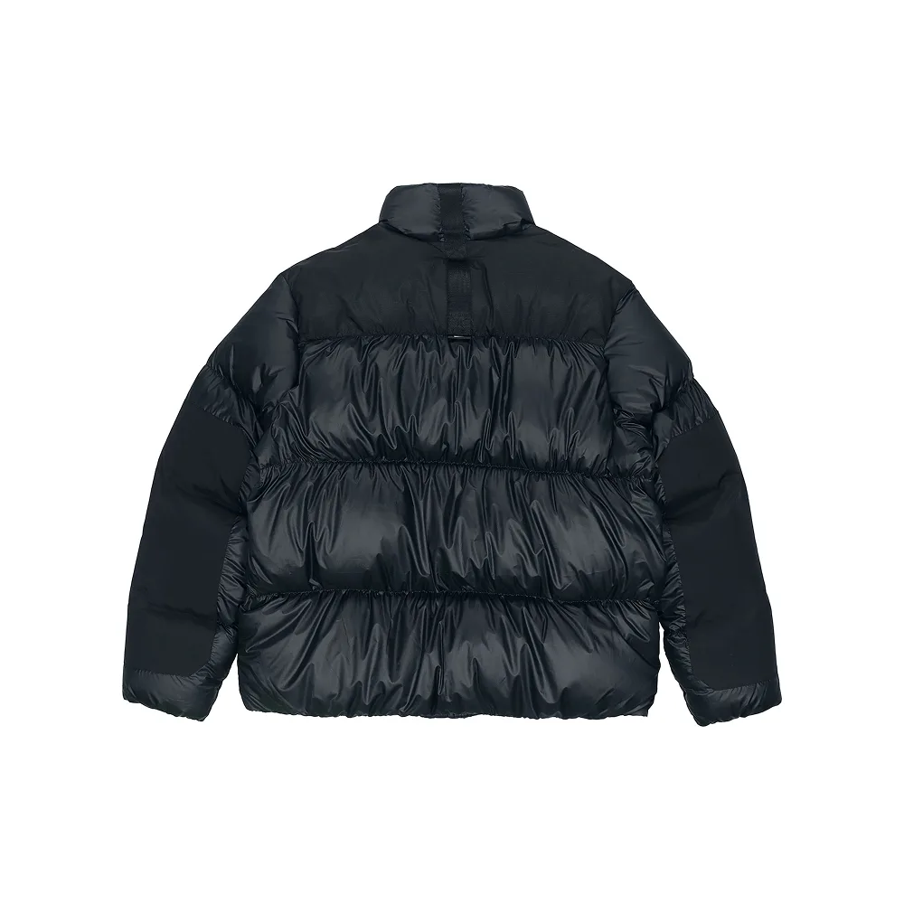 Детализированный вид черного пуховика Nike с акцентом на водоотталкивающую технологию Repel