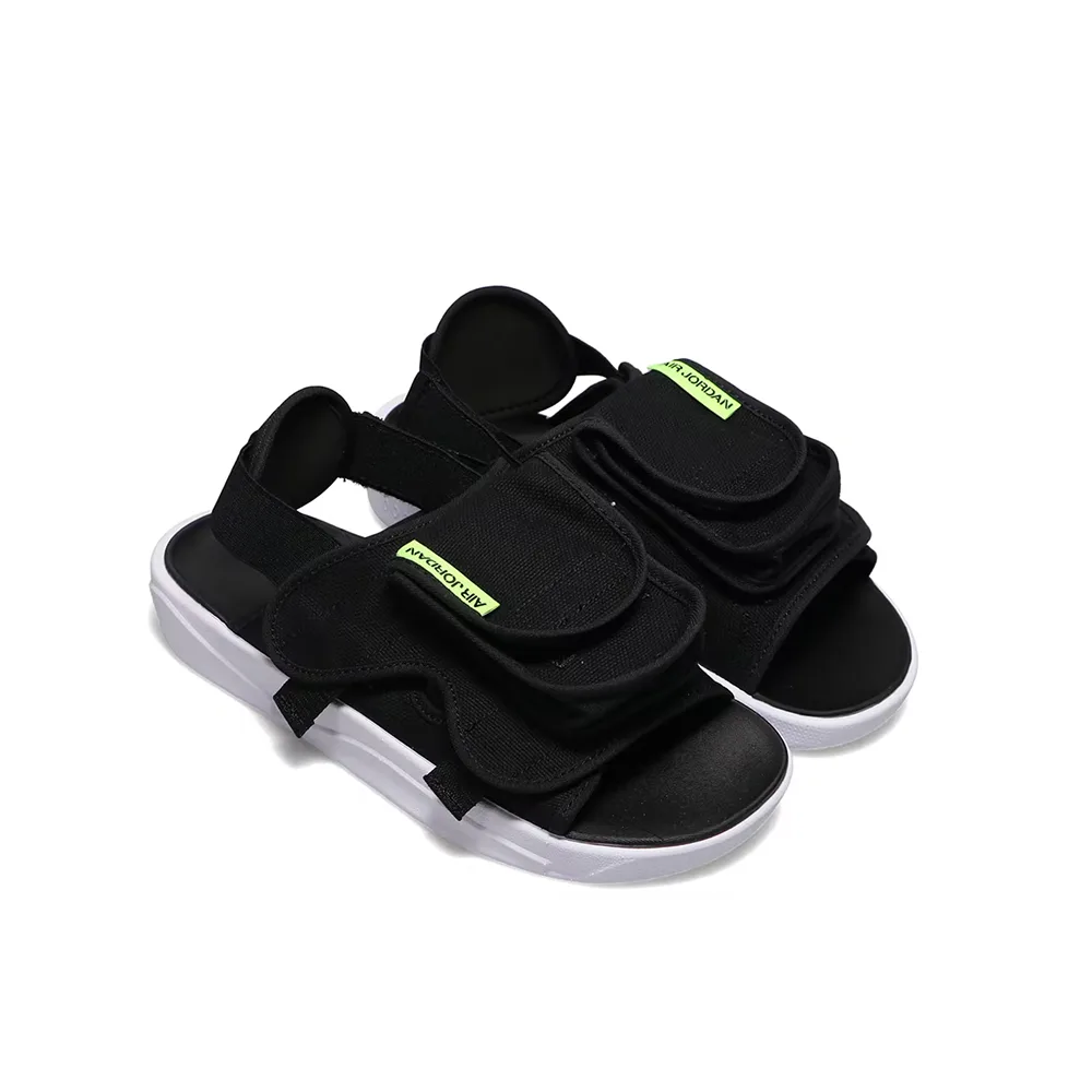 Боковой ракурс сандалий Jordan Slide, деталь стельки и логотипа