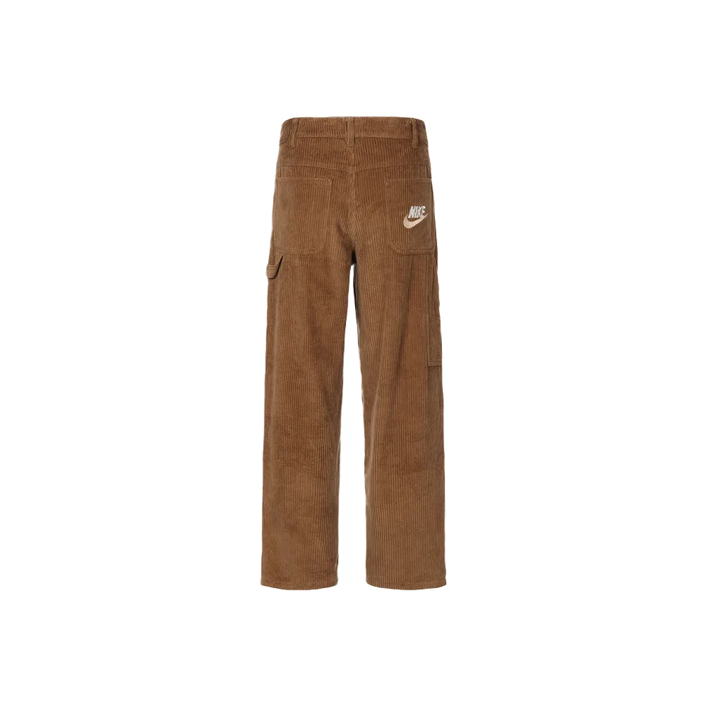 Задний вид вельветовых брюк Nike Brown: теплый коричневый цвет с вышивкой на кармане. Прямой крой и карманы добавляют практичности