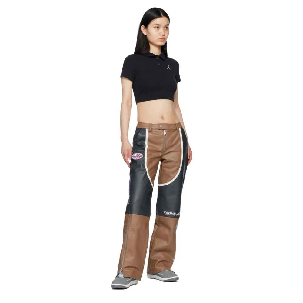 Элегантные кожаные брюки Jordan x Travis Scott сбоку, премиальная фактура материала