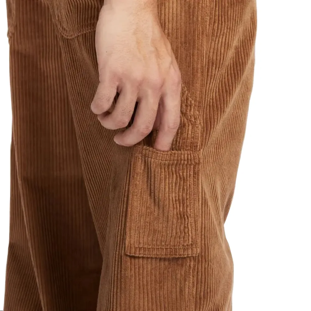 Боковой ракурс модели: коричневые вельветовые брюки с текстурой, удобный стиль для осеннего образа