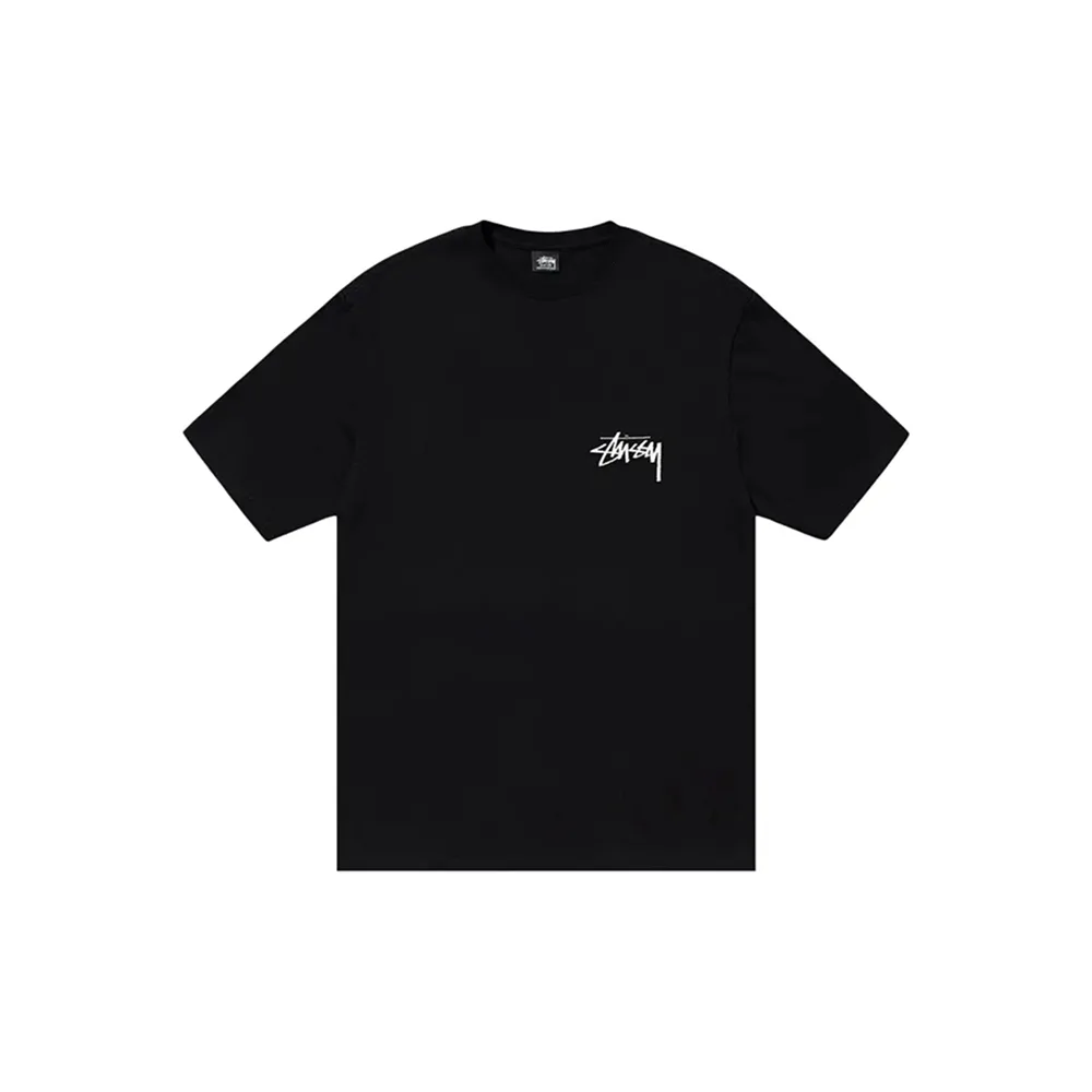 Классическая черная футболка Stussy с белым логотипом спереди. Минимальный дизайн, акцент на контрасте и мягкой ткани