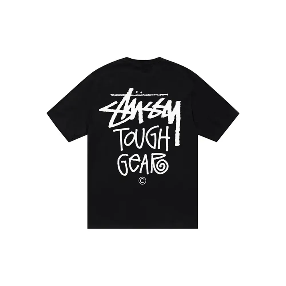 Черное худи Stussy с белой графикой на спине. Ракурс сзади: свободный крой, уникальная надпись добавляет уличный вайб