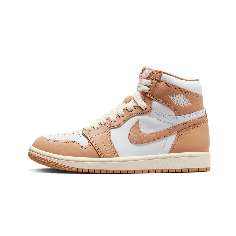 Кроссовки Nike Jordan 1 High бежевые, вид сбоку на классический силуэт