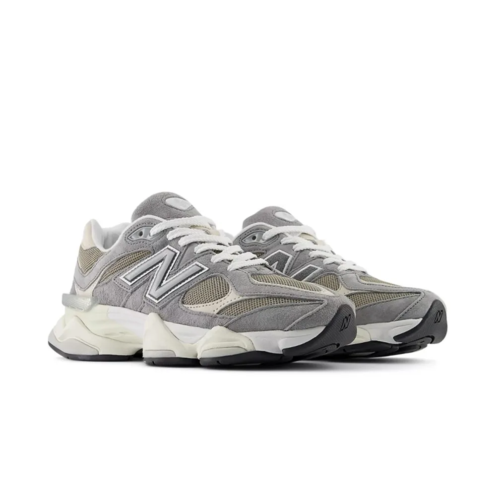 New Balance 9060 Slay Grey Arid Stone — минималистичный серый дизайн с кремовыми вставками. Вид спереди: эргономичный силуэт, логотип NB на язычке и белая шнуровка для идеальной посадки