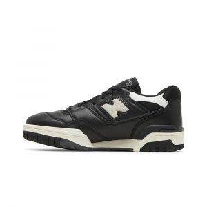 Кроссовки New Balance 550 Panda, ракурс сбоку, черно-белый дизайн с акцентом на кожаный логотип