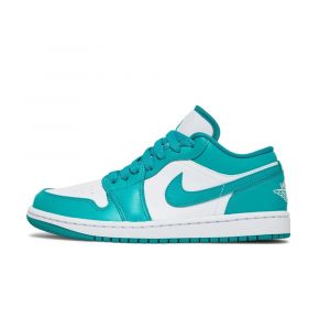 Женские кроссовки Nike Jordan 1 Low изумрудные, вид сбоку