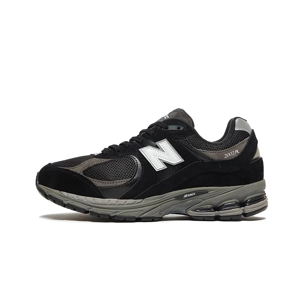 Кроссовки New Balance 2002R в черно-серой гамме. Ракурс сбоку: сетка, замша и амортизирующая подошва с логотипом N