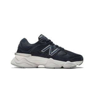 Стильные кроссовки New Balance 9060 в темно-синем оттенке Eclipse. Ракурс сбоку: массивная подошва с волнистой текстурой и сетчатая верхняя часть для вентиляции