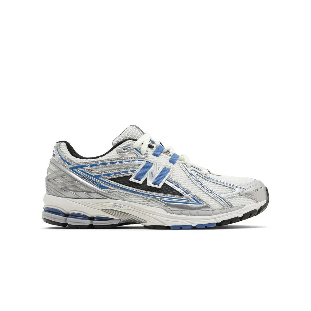 New Balance 1906R, боковой ракурс. Серебристо-белый дизайн с яркими синими вставками