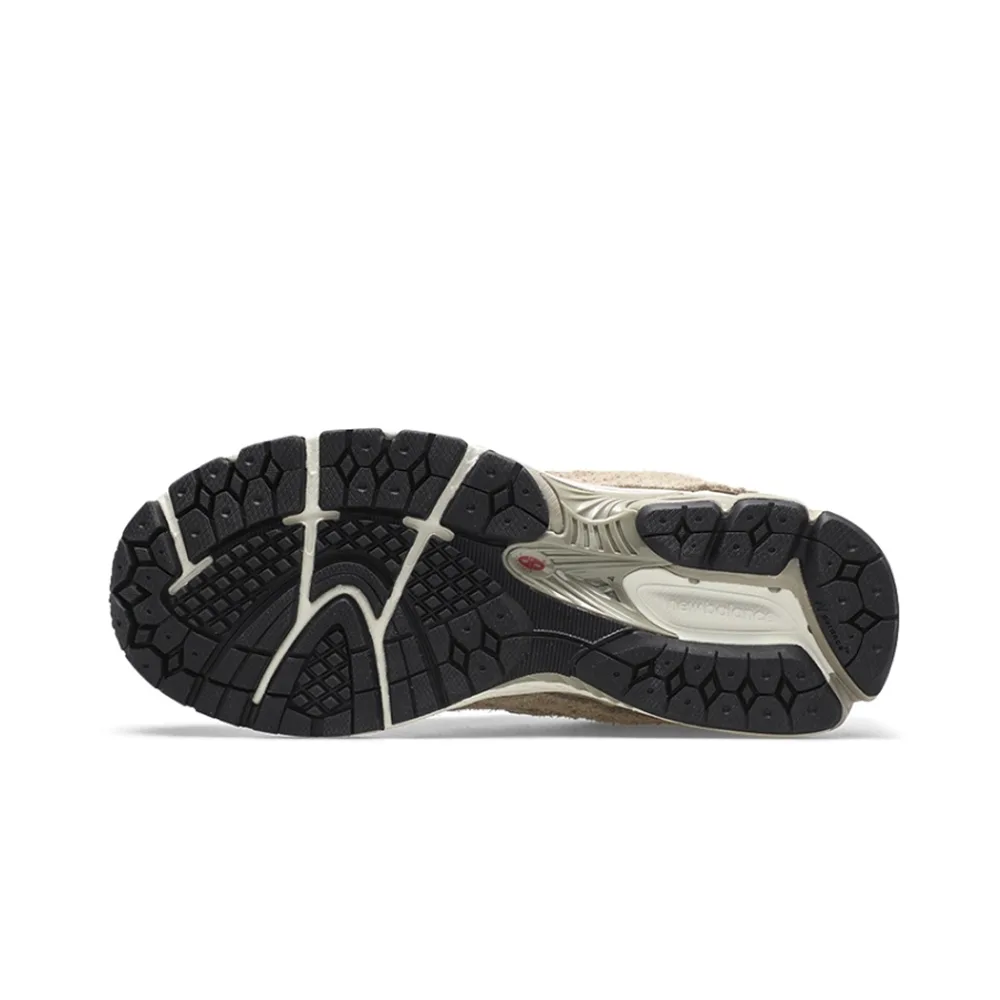 Детализация деконструированного дизайна и текстуры кроссовок