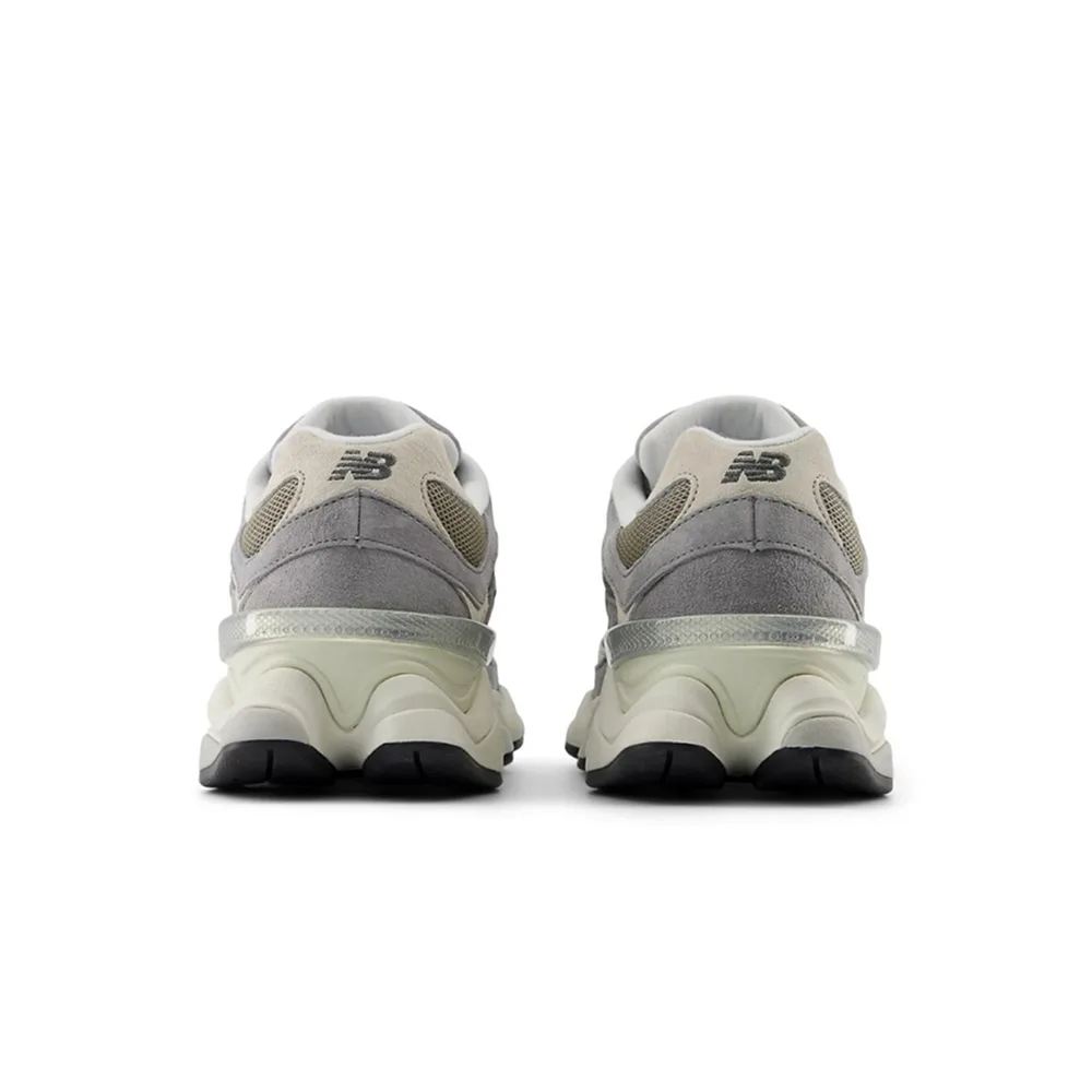 Кроссовки New Balance 9060 в нюдово-сером цвете Slay Grey/Arid Stone. Ракурс сзади: амортизирующая подошва с защитными накладками и текстурированная ткань для комфорта в движении