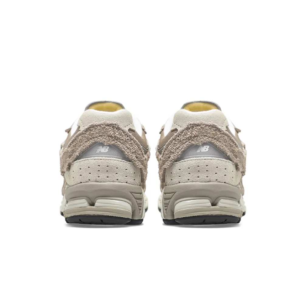 Стильные 2002R Protection Pack Driftwood. Ракурс сзади: бежевая замша с зазубринами, черный акцент на пятке