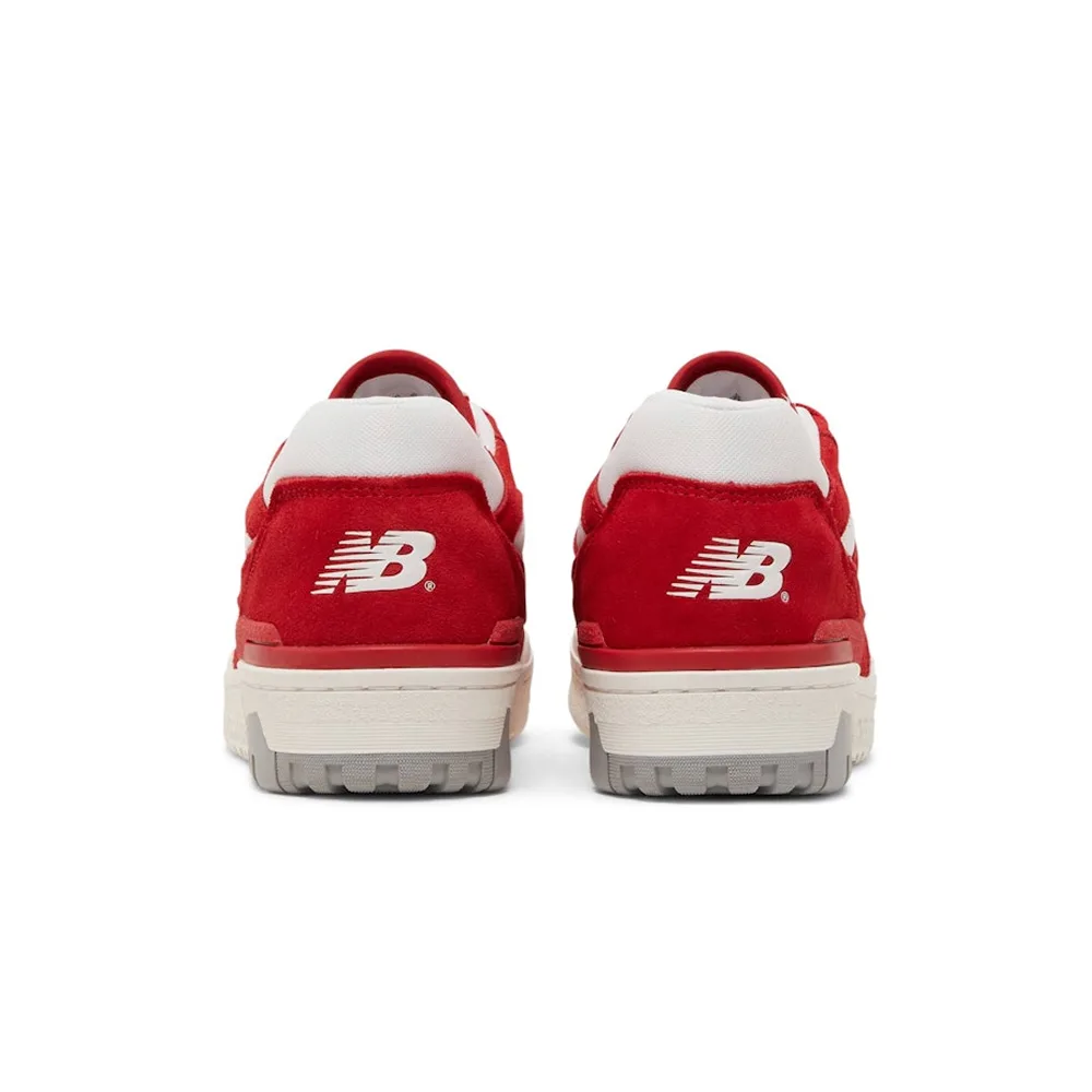 NB 550 Team Red, ракурс сзади, насыщенный красный цвет и текстурированная подошва