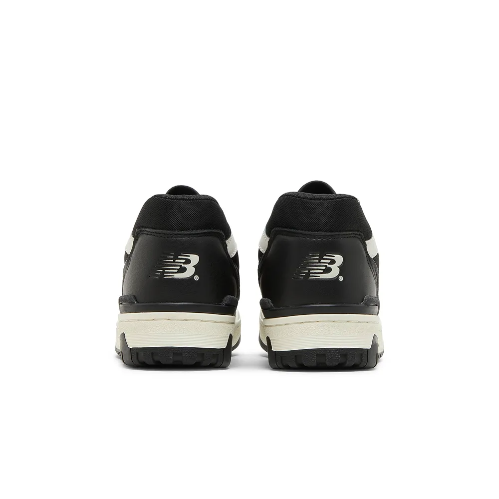 NB 550 Panda, ракурс сзади, контраст черного верха и белой подошвы с текстурой