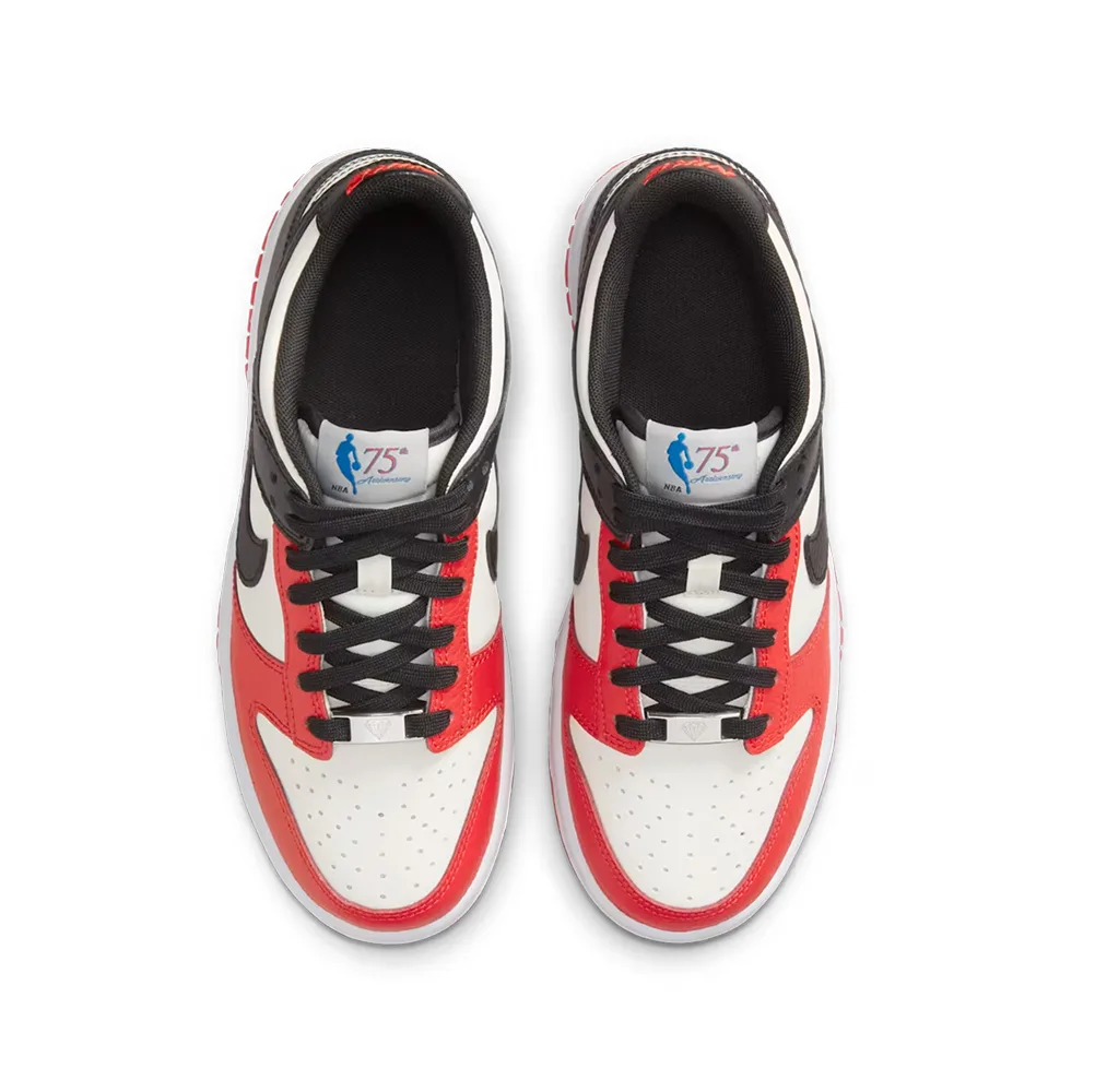 Деталь кроссовок Dunk Low, цвета Chicago Bulls