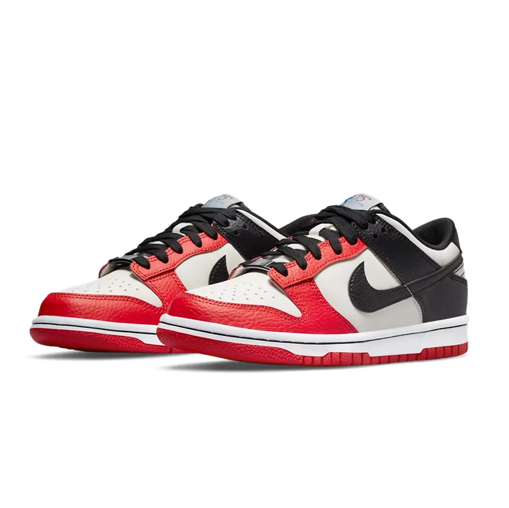 Кроссовки Nike Dunk Low на ноге, баскетбольный стиль