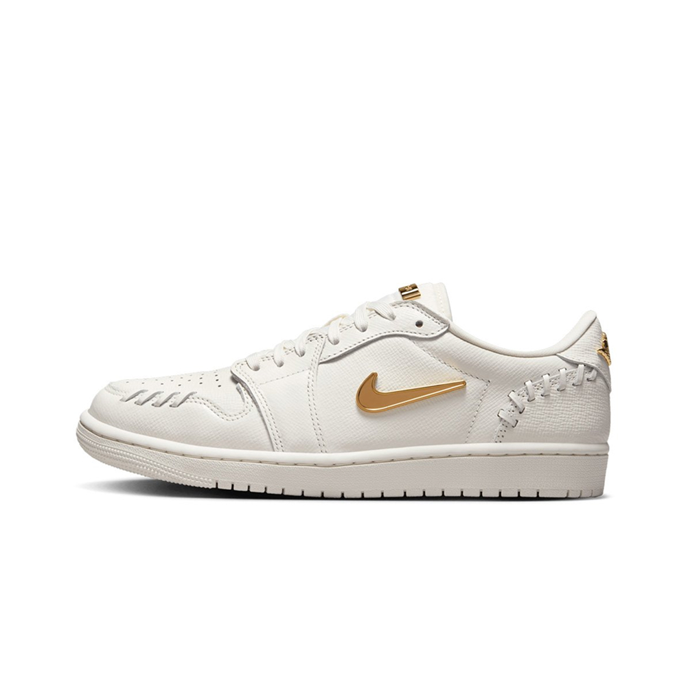 Кроссовки Nike Jordan 1 low, Method of Make Sail Metallic Gold (W): вид сбоку, белая кожа с золотыми акцентами