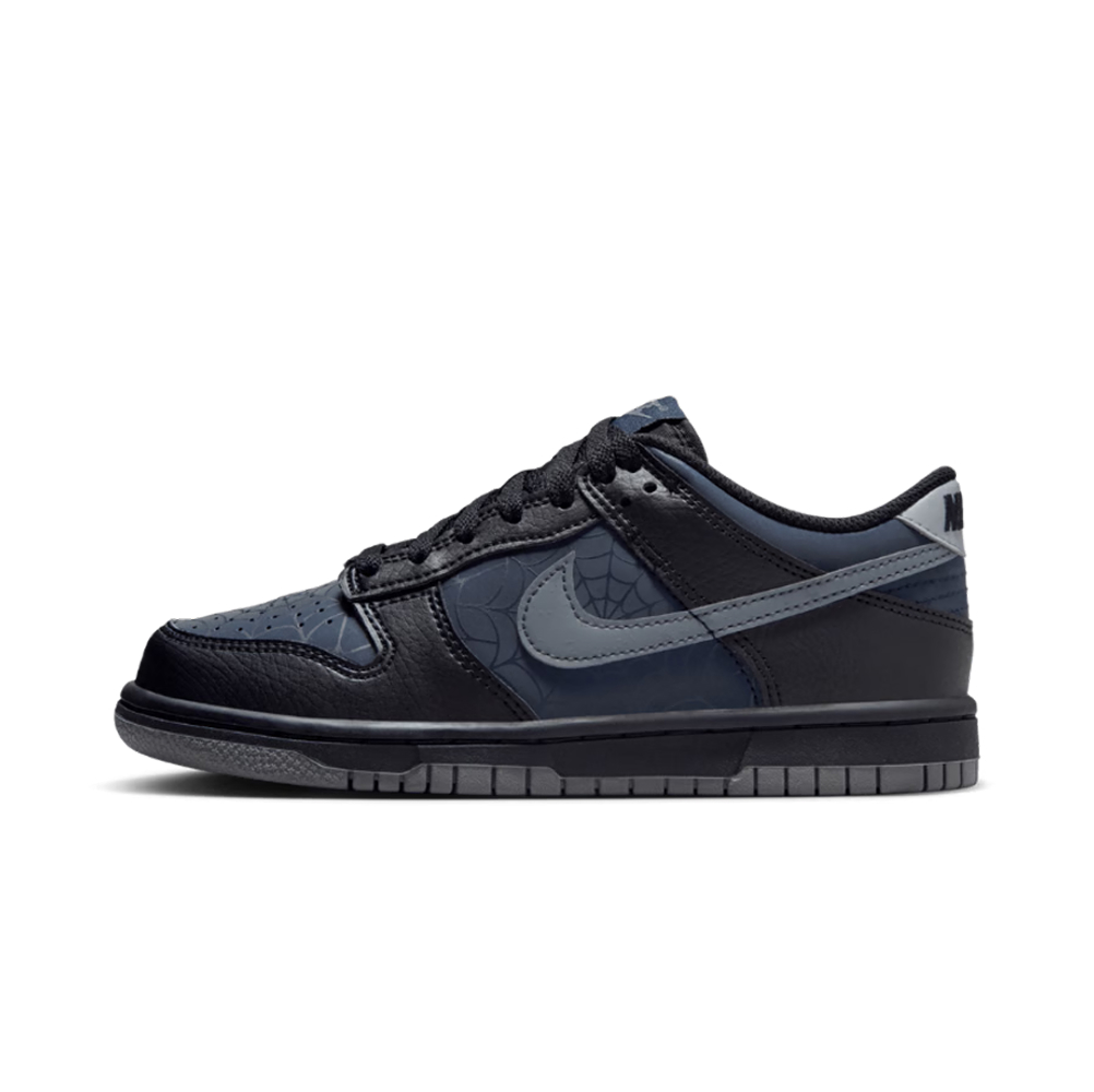 Кроссовки Nike Dunk low, Symbiote (GS) в черном и темно-синем цвете с паутиной, вид сбоку