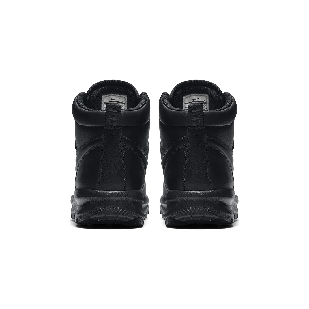 Классические черные Nike Manoa Leather. Ракурс сзади: свободный крой, петля для удобства и подошва с протектором для городской или лесной прогулки