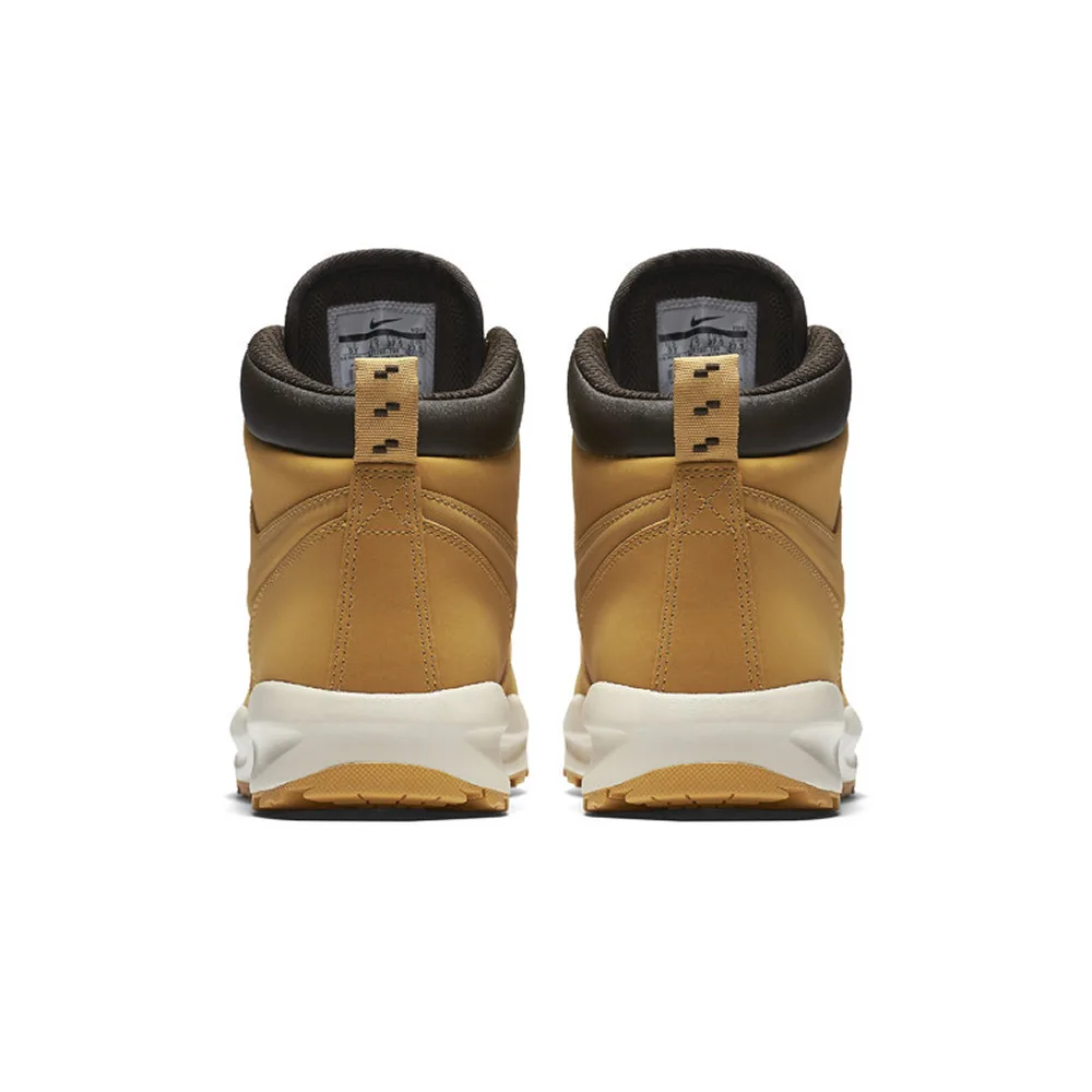 Классические Nike Manoa Haystack в теплом коричневом. Ракурс сзади: свободный крой, петля для удобства и подошва с протектором для прогулок