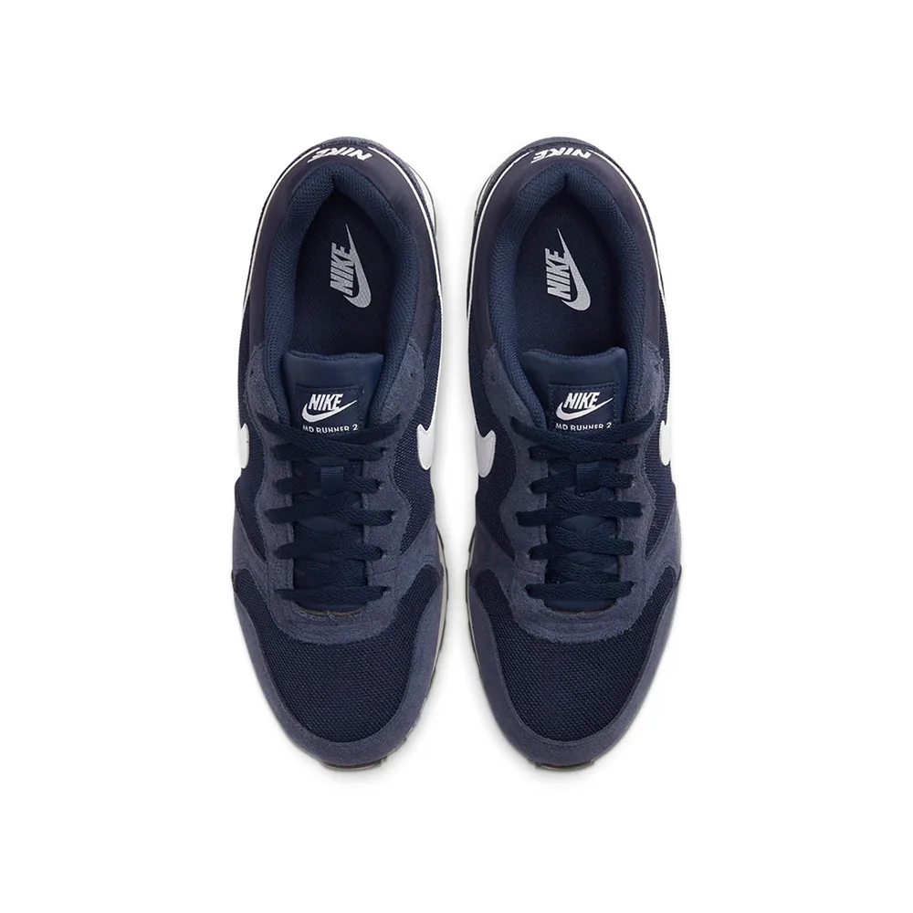 Кроссовки Nike MD Runner 2 Midnight Navy: верхний ракурс подчёркивает глубокий синий цвет с белым Swoosh. Сетчатая текстура и замшевая отделка для стиля и комфорта