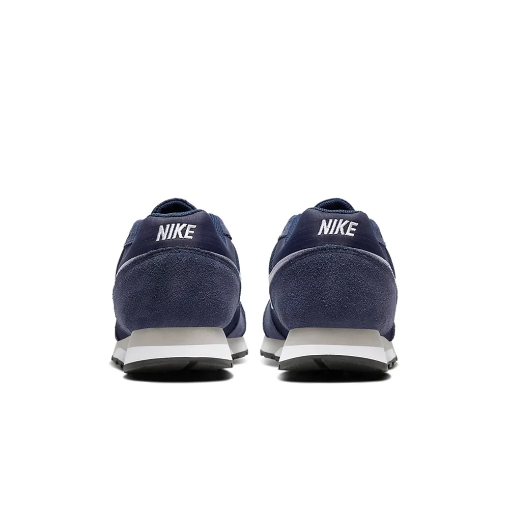 Задний ракурс Nike MD Runner 2 Midnight Navy: синяя замша с белым логотипом NIKE. Прочная чёрная подошва и минималистичный дизайн создают элегантный ретро-образ