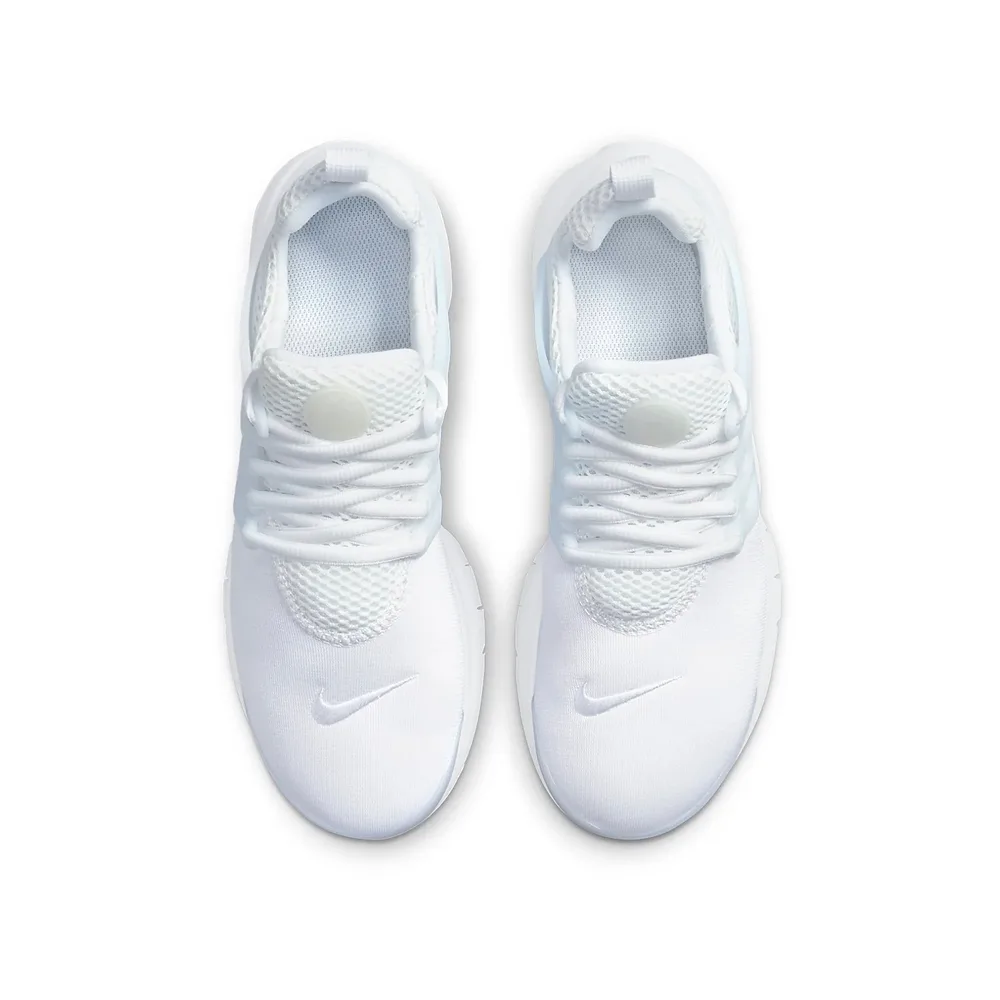 Верхний вид пары Nike Air Presto Triple White (GS): белый верх с сеткой и шнурками. Эластичная конструкция обеспечивает комфорт и универсальность