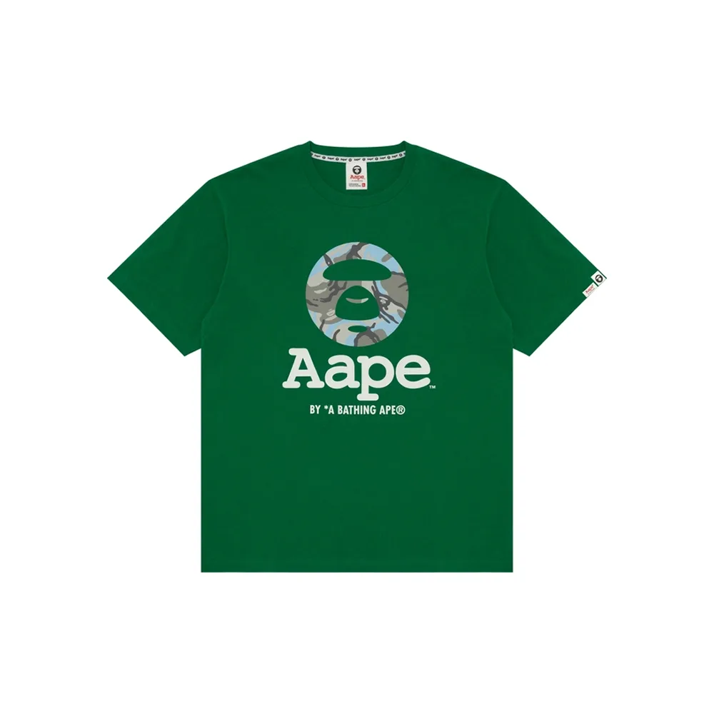 футболка AAPE Universe с графическим принтом спереди, демонстрирующая футуристическую эстетику бренда