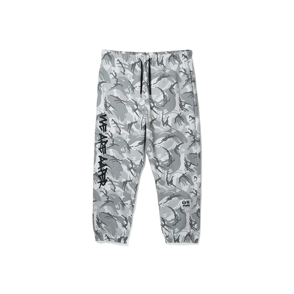 AAPE White Camo брюки в полный рост, демонстрация силуэта и качества материала