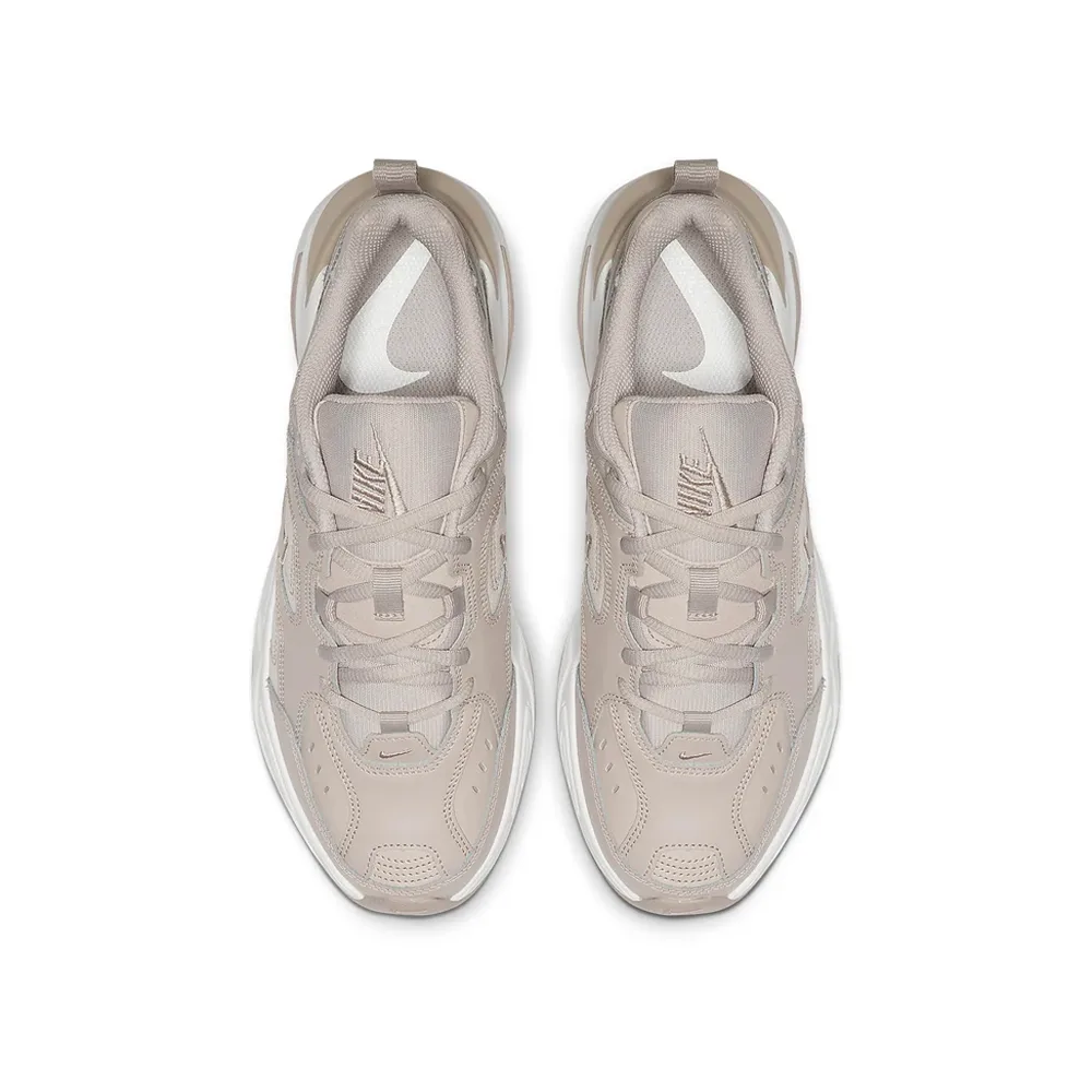 Вид сверху на кроссовки, акцент на шнуровку и текстуру материала