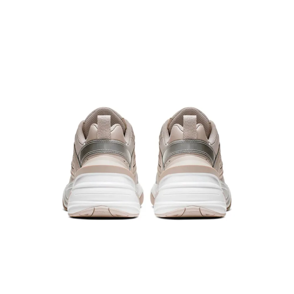 Задний ракурс Nike M2K Tekno Moon Particle (W): толстая подошва и логотип создают космический ретро-образ