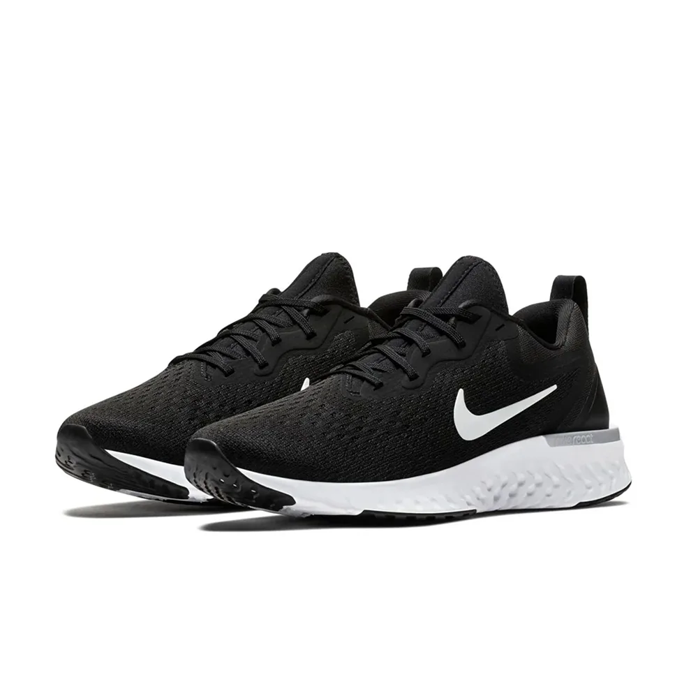 Чёрная текстурированная сетка Nike Odyssey React с серебристой React. Белый Swoosh и шнурки подчёркивают премиум-качество. Комфорт в каждом шаге!