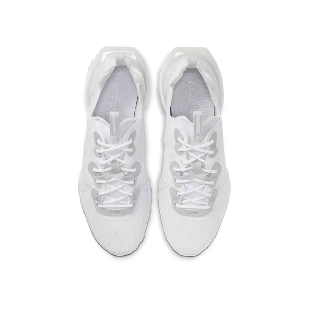 Белые Nike React Vision с дымчато-серыми штрихами. Лёгкая сетка и амортизация делают их идеальными для стильных прогулок
