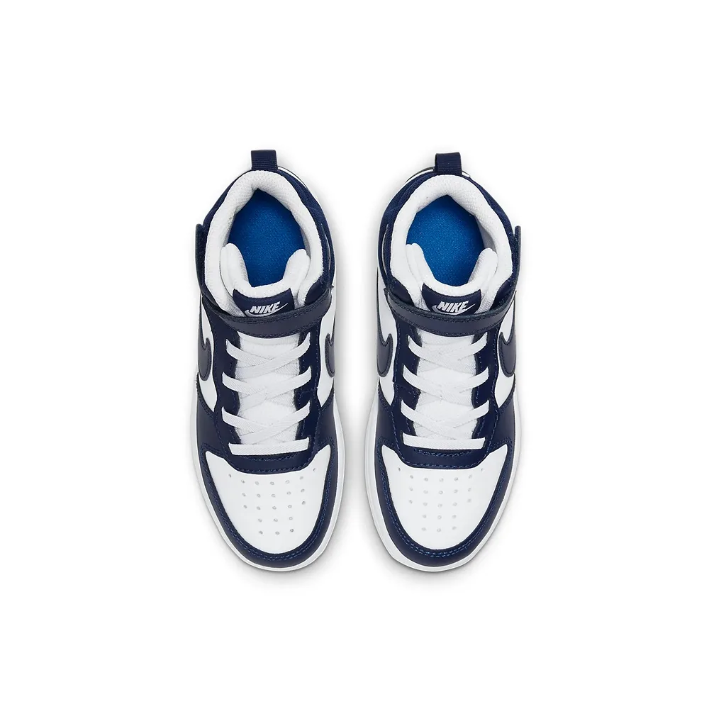 Детские кроссовки Nike на ноге, повседневный городской стиль