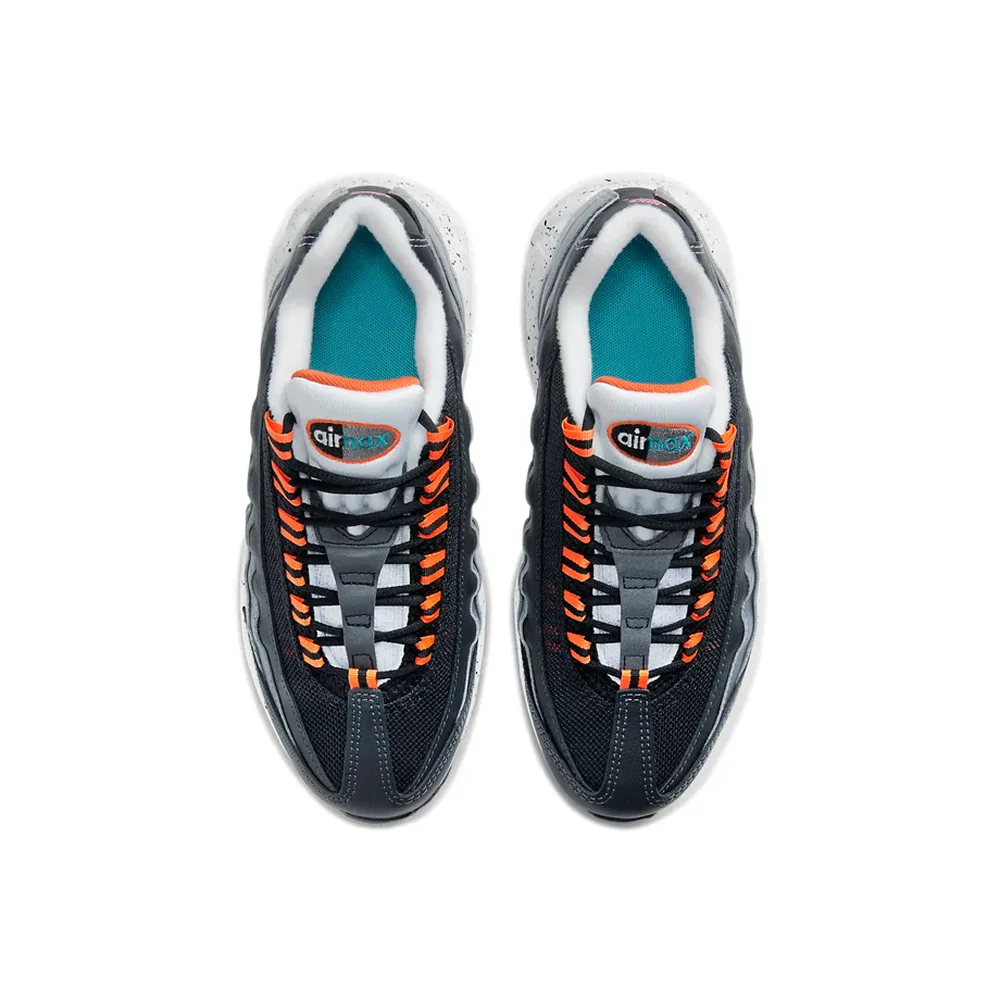 Градиентный дизайн верха и цветные вставки кроссовок, вид сверху