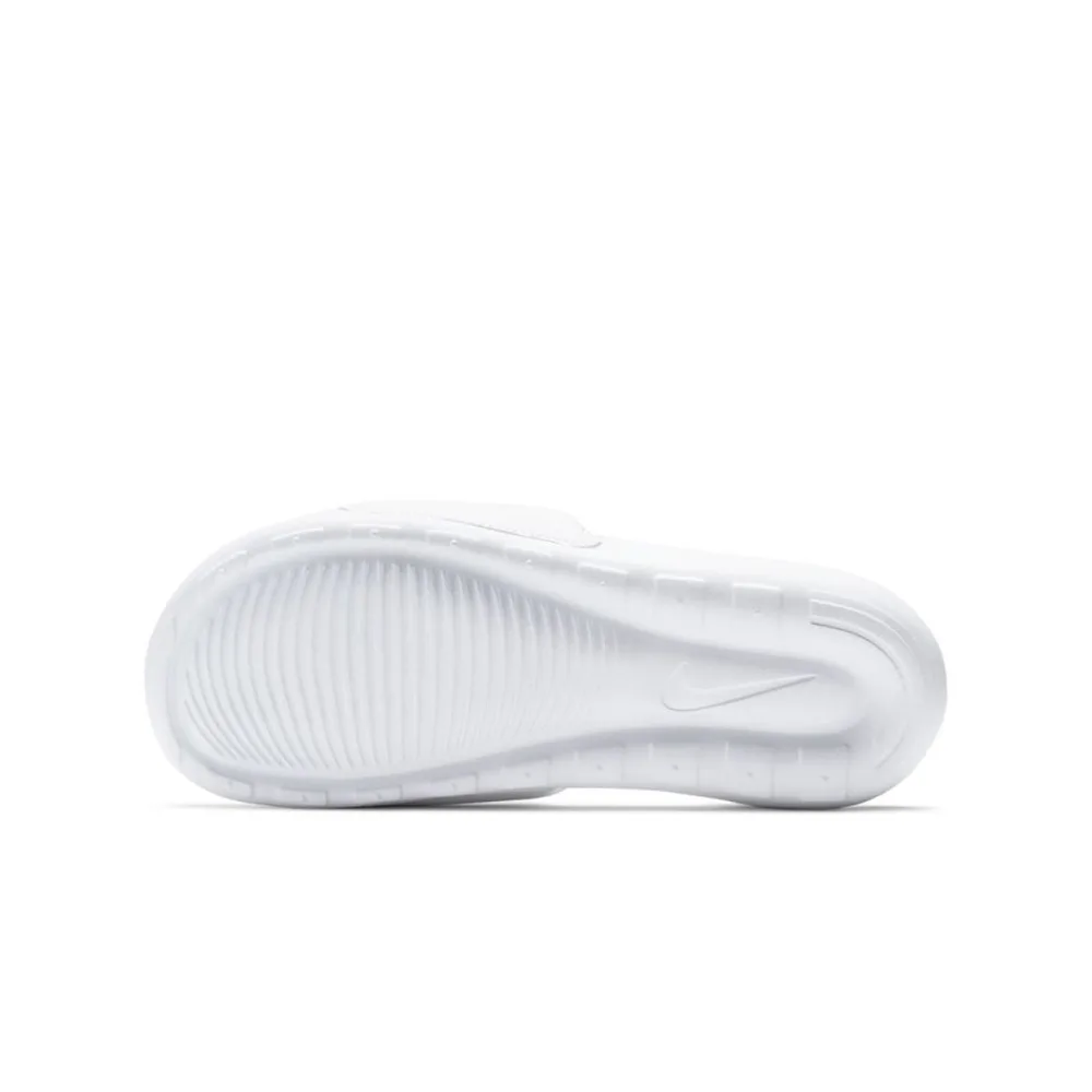 Элегантные белые Nike с черными деталями, минималистичный стиль