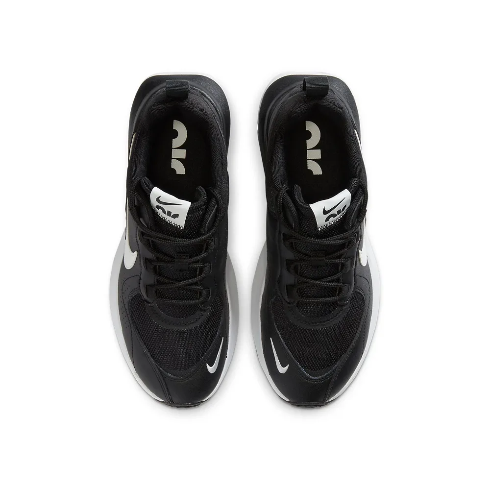 Вид сверху: черные кроссовки с антрацитовыми вставками, сетчатая текстура и шнуровка для удобства