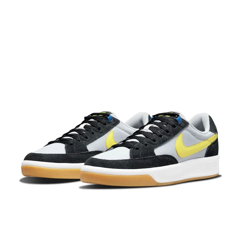 Детализация текстуры кожи и желтого акцента на кроссовках Nike Wolf Grey