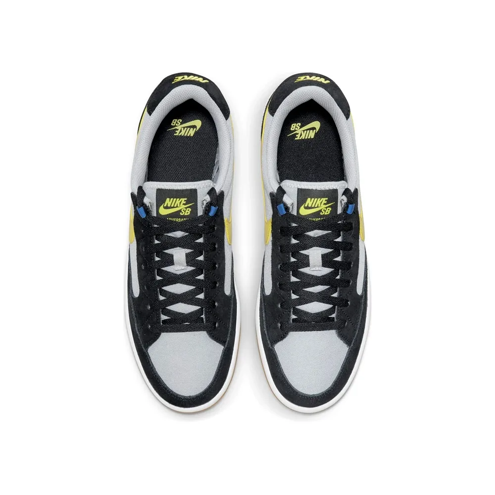 Общий вид сверху: Серый верх с жёлтыми деталями, чёрные боковины и текстурированная подошва. Классика Adversary в свежей цветовой гамме