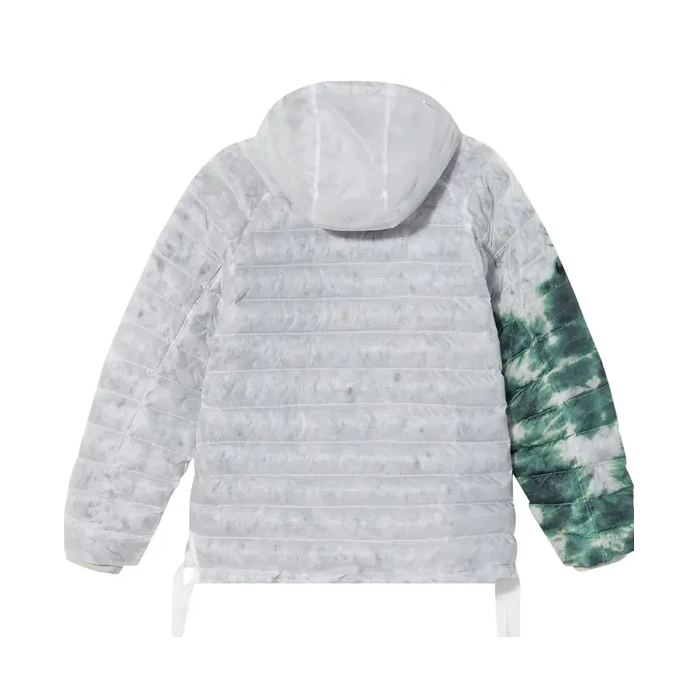 Задний вид худи-пуховика Nike x Stussy: серый пуховый корпус с капюшоном, яркий рукав в зеленом. Объемный крой для уличного стиля