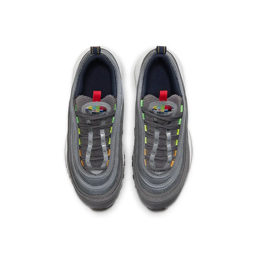 Разноцветный верх, шнурки и иконные линии. Уникальная эволюция Air Max стиля