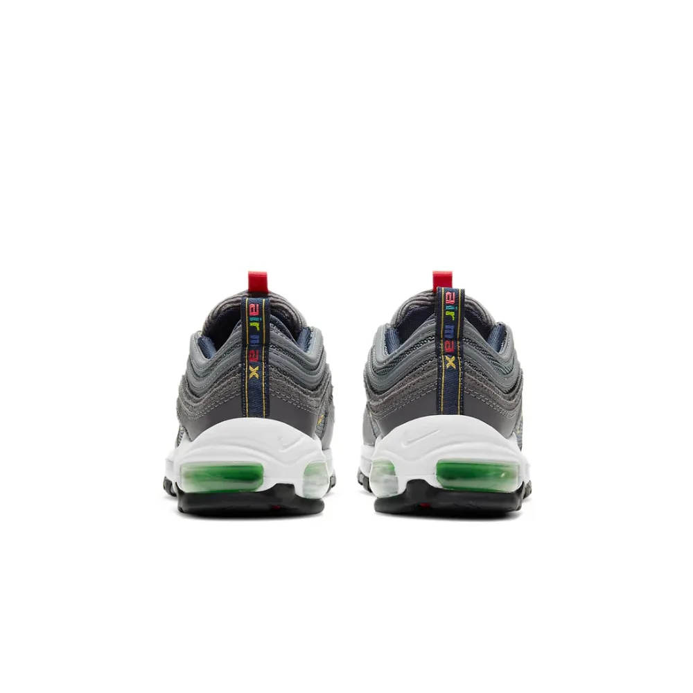 Логотип Nike на пятке, многоцветная текстура и прочная подошва. Стиль для подростков