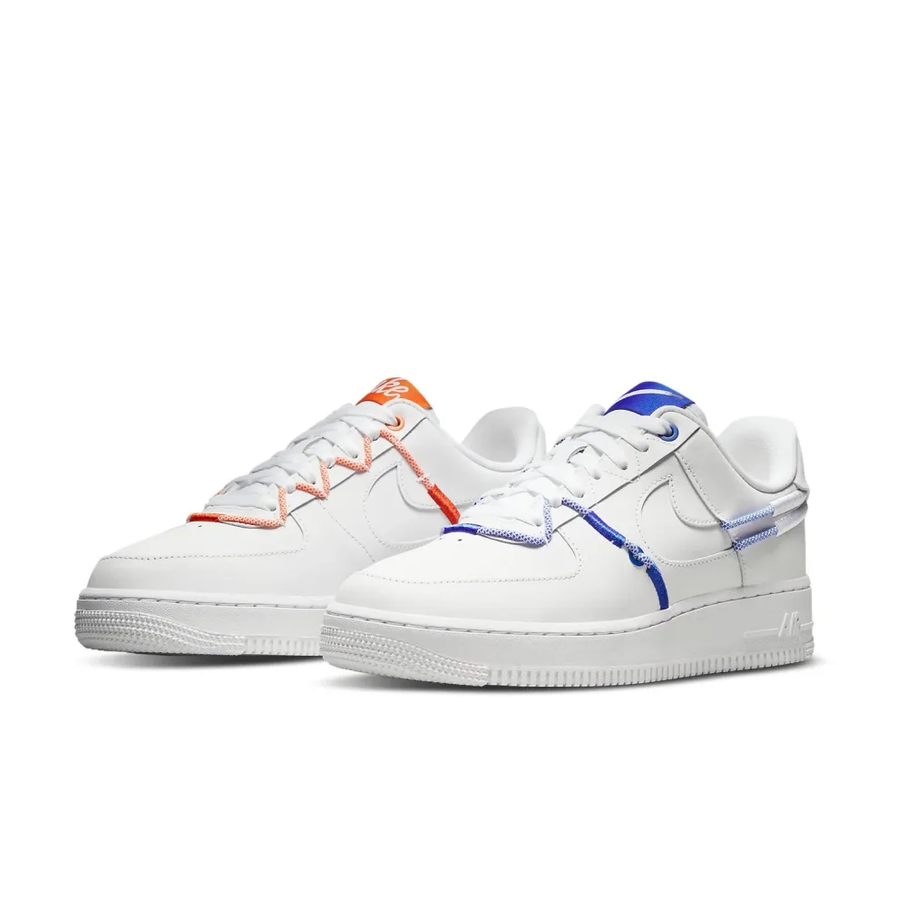 Белые кроссовки (W) с оранжевыми и синими вставками. Идеальны для модного образа