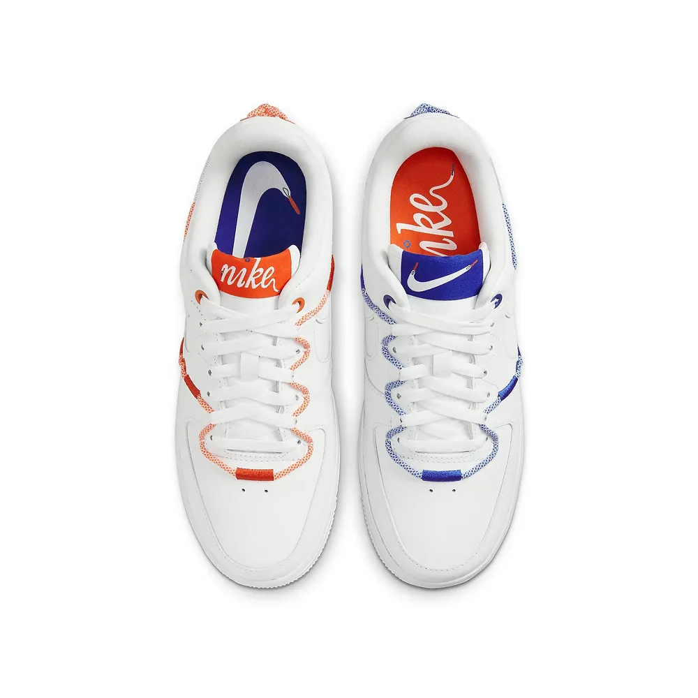 Белый верх с яркими оранжевыми и синими шнурками. Смелый дизайн для женщин