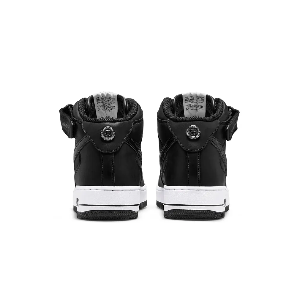 Классические Nike Air Force 1 Mid в черном цвете с белой подошвой, задний ракурс