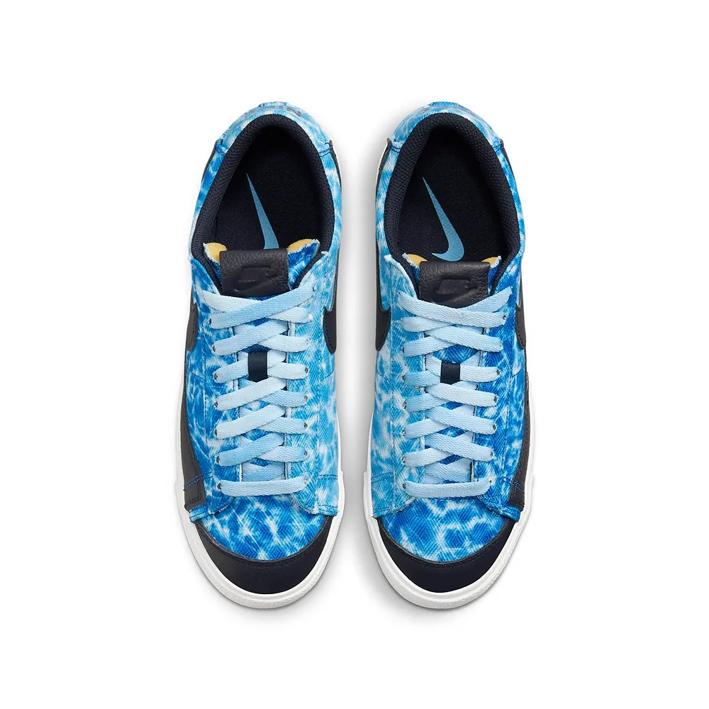 Blazer Low Royal (W), вид сверху, Детализация уникального рисунка кислотного промыва на коже кроссовок